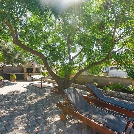 Lovely Courtyard Vir
