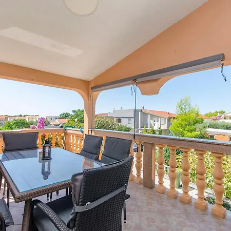 Lovely Courtyard Apartment Vir