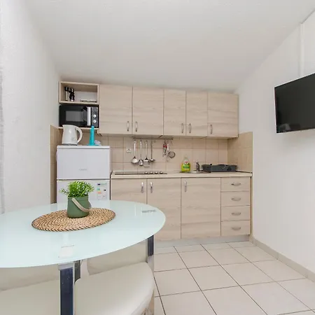 Lovely Courtyard 维尔