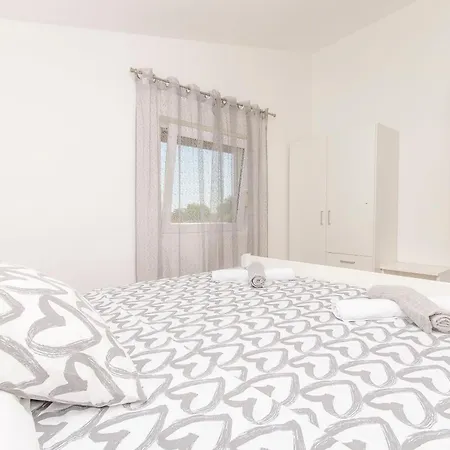 Lovely Courtyard 维尔