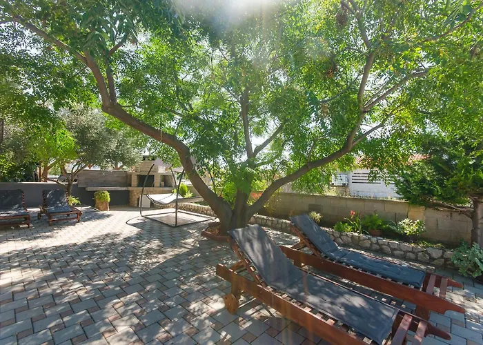 Lovely Courtyard Vir