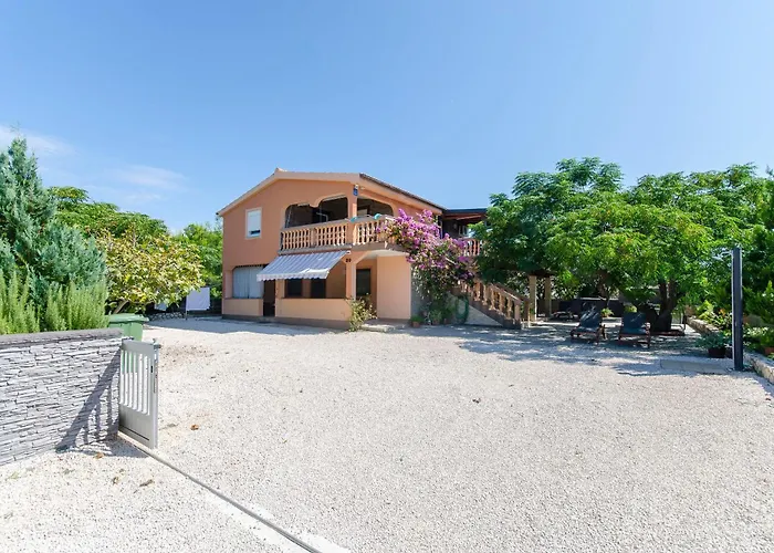 דירה Lovely Courtyard