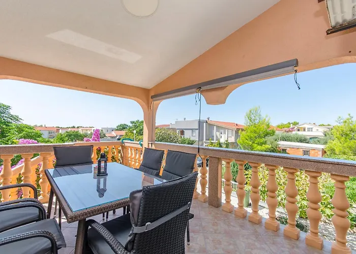 Lovely Courtyard Apartamento Vir