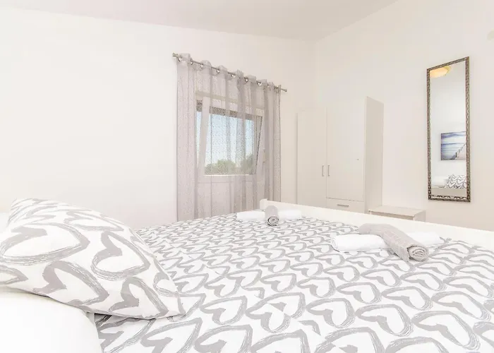 Lovely Courtyard ויר