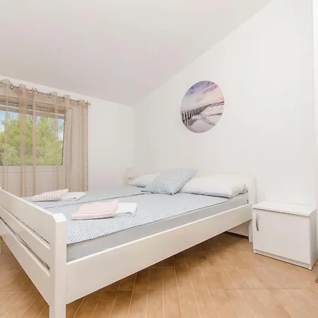 Lovely Courtyard Apartament Vir